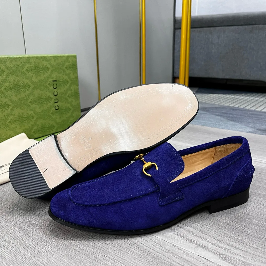 Ex-factory price: 480💰-(Gucci) men’s loafers! Genuine molded horsebit, a classic must-have for your shoe cabinet! The feet are particularly delicate! This Gucci original version is a set last, and we are consistent with the counter! Therefore, it is more comfortable in terms of last shape and comfort! Take it to the counter and compare at will! Good shoes are more than just what they make! But grasp the essence from the inside out! Material: Imported first-layer frosted cowhide! Genuine leather outsole imported from Italy, size: 39-44 (38/45 customized, non-refundable)